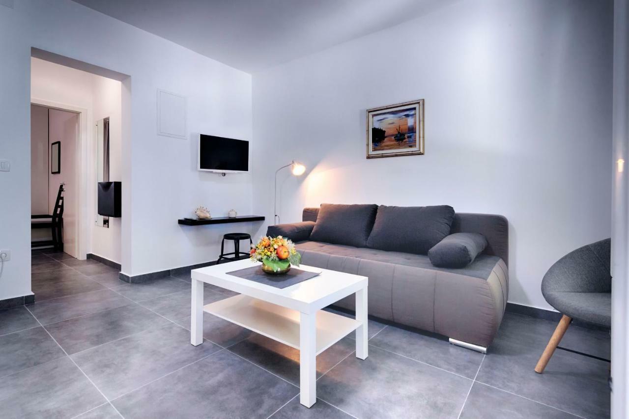 Apartmani Dule Komiza Exterior photo